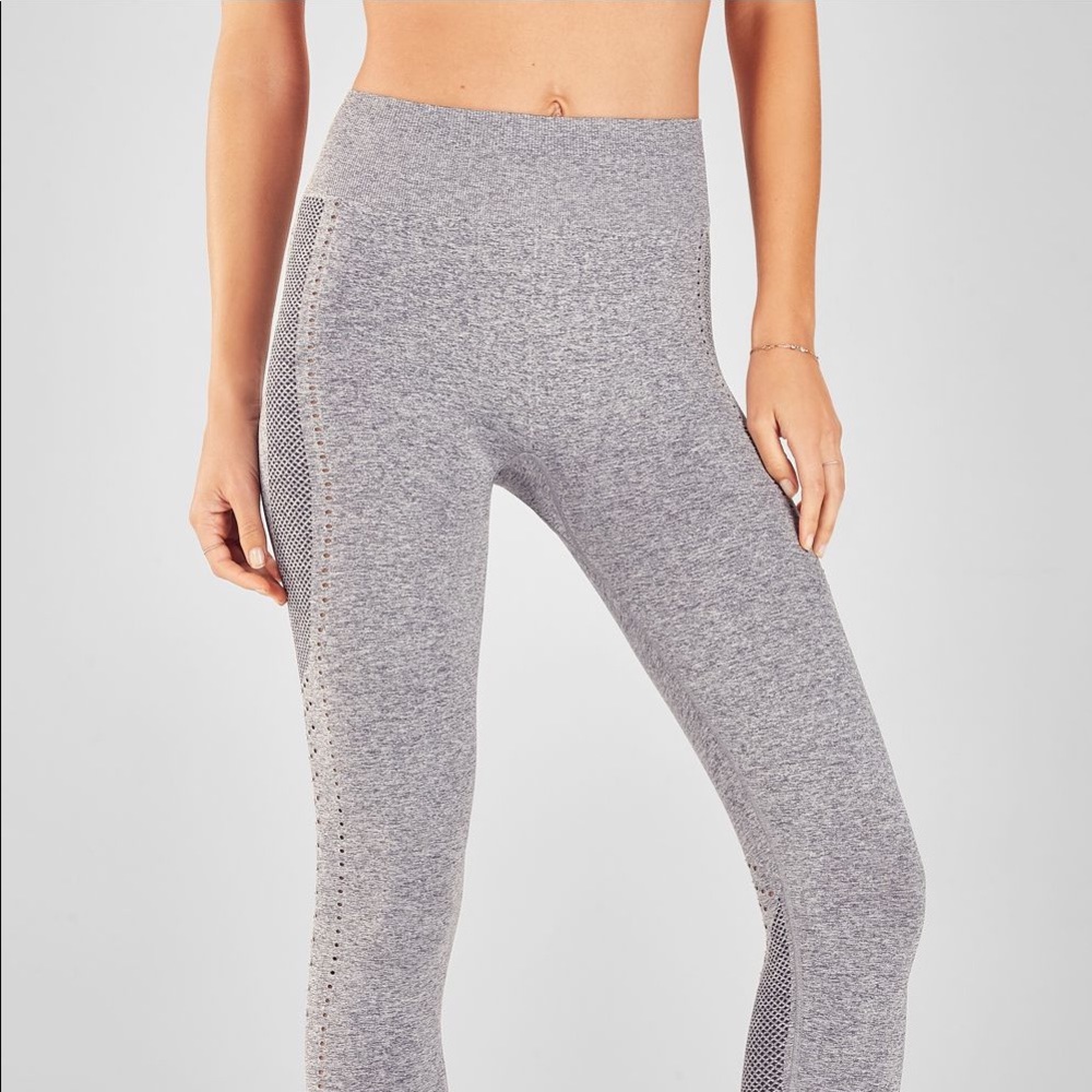 Fabletics, Mid-Rise Seamless Dot Capri, S